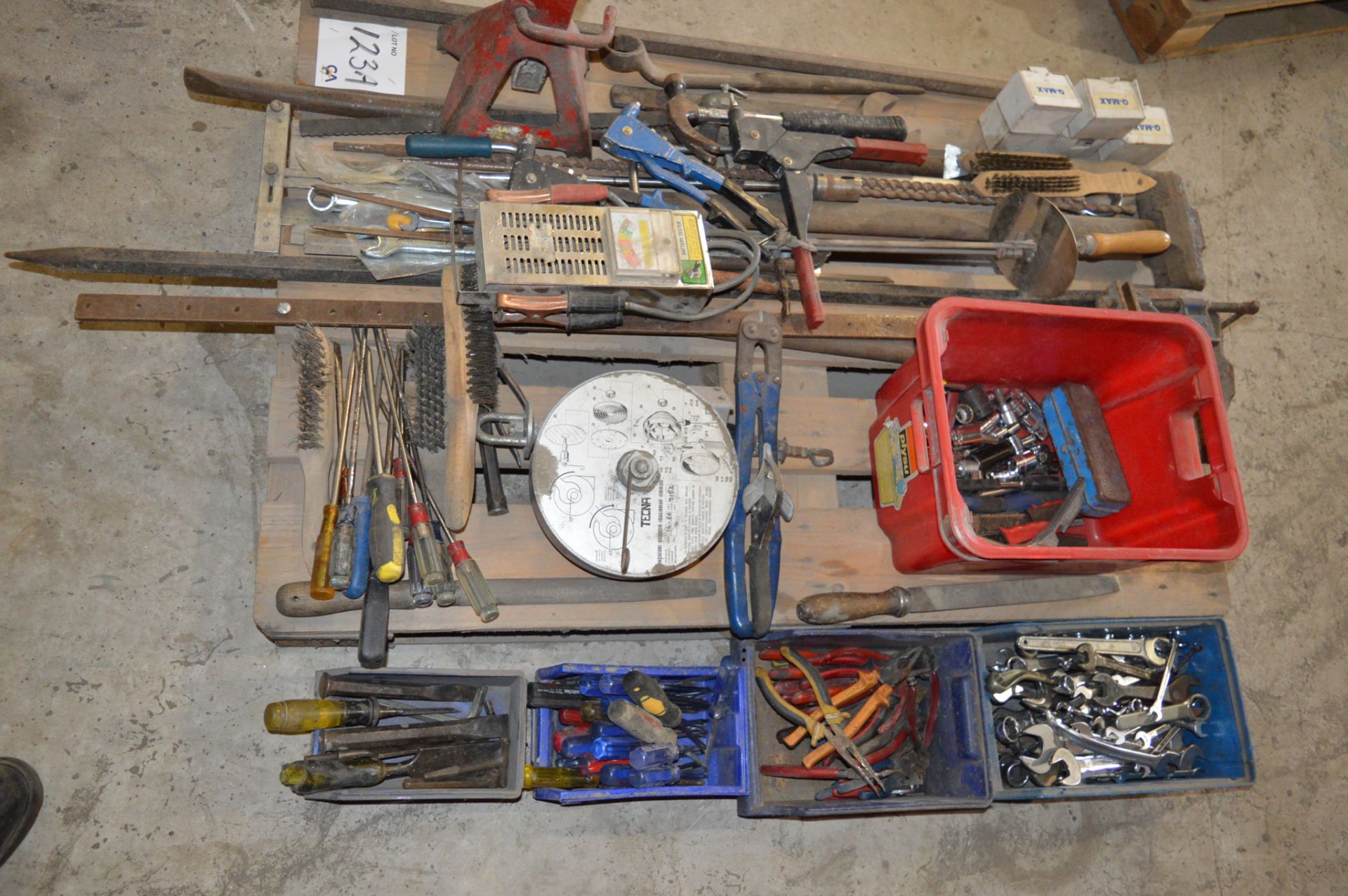 Quantity of hand tools ** No VAT on hammer price but VAT will be charged on the buyer's premium ** - Image 2 of 2