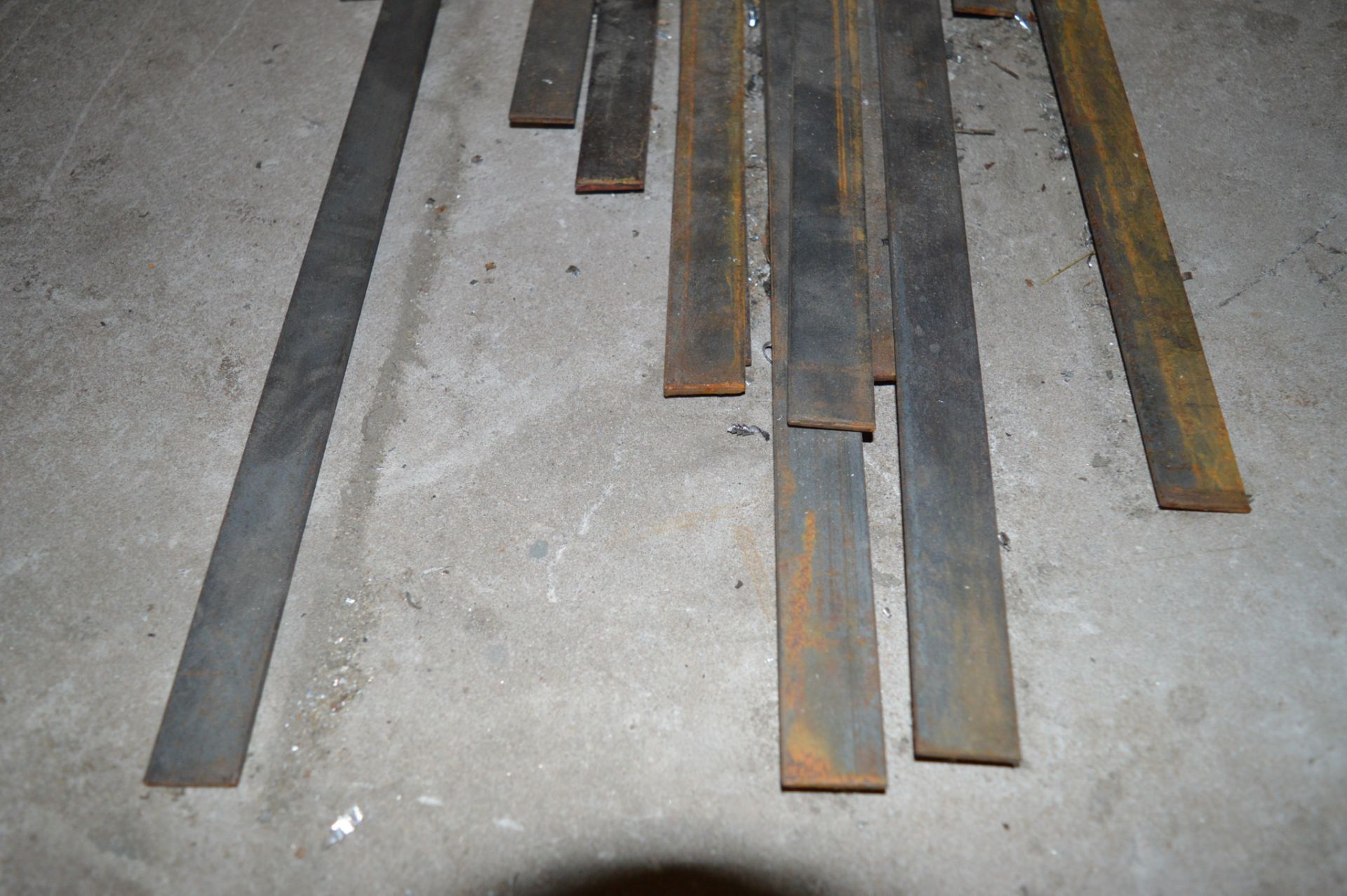 Approx. 30 lengths steel flats 25 mm x 3 mm x 6100 mm ** No VAT on hammer price but VAT will be - Image 2 of 3