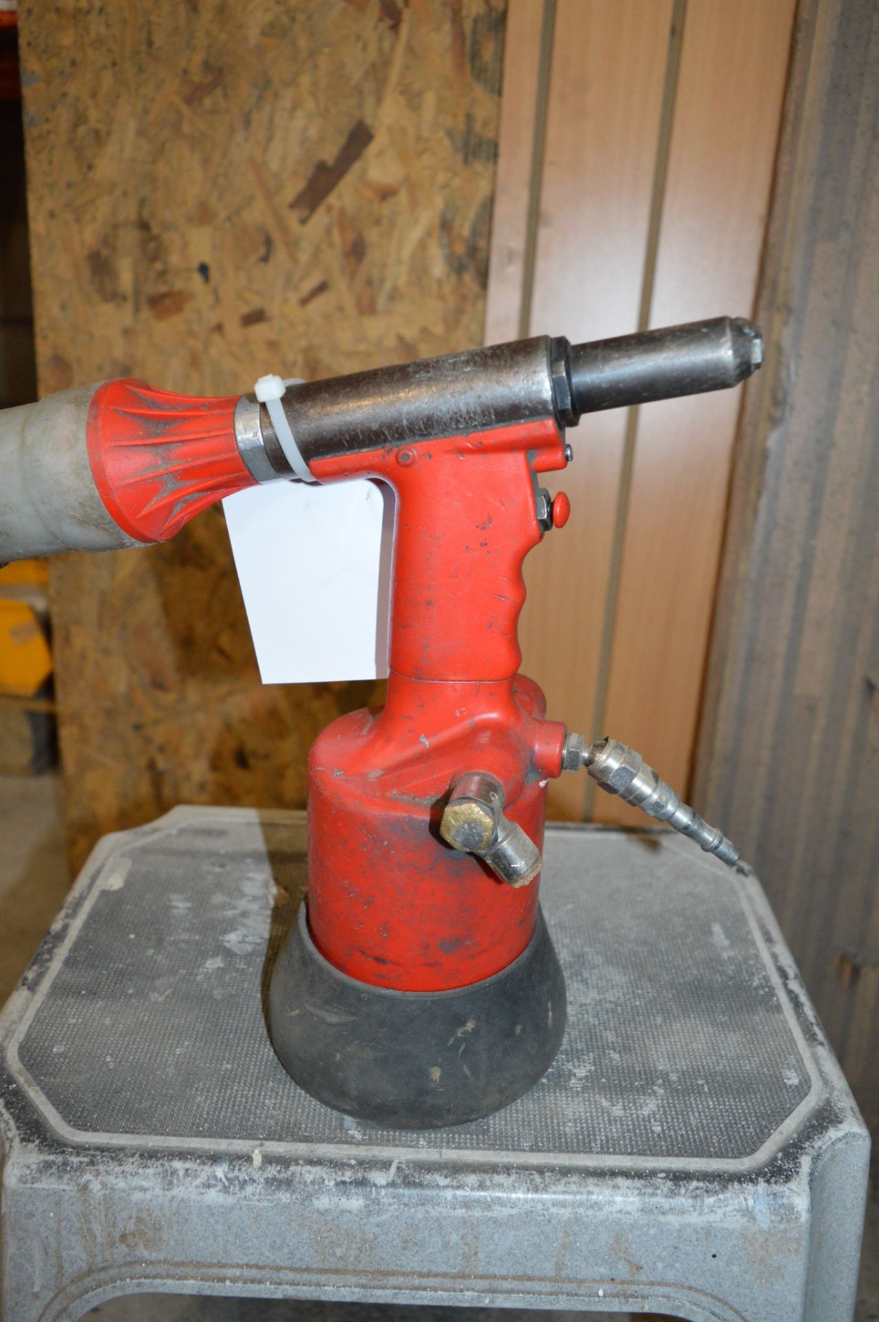 Pneumatic rivet gun ** No VAT on hammer price but VAT will be charged on the buyer's premium ** - Image 2 of 2