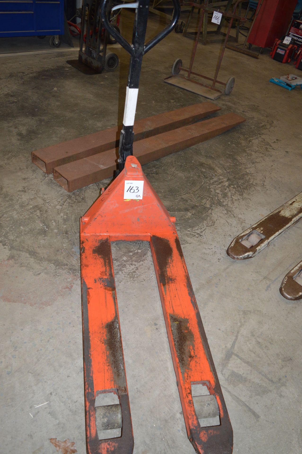 Hydraulic pallet truck ** No VAT on hammer price but VAT will be charged on the buyer's premium **