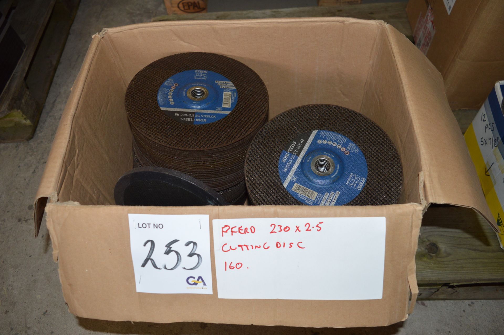 Approx. 160 various 230 mm x 2.5 mm cutting discs ** Unused ** ** No VAT on hammer price but VAT
