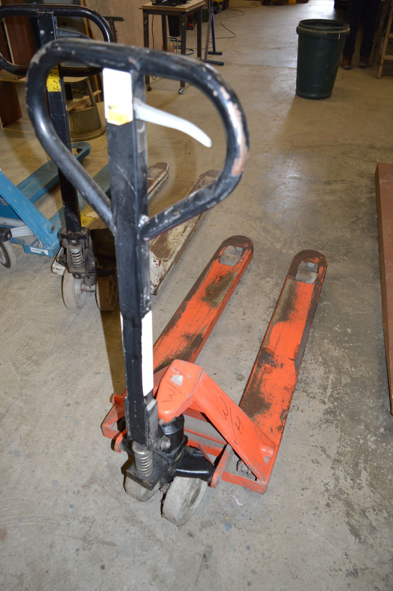 Hydraulic pallet truck ** No VAT on hammer price but VAT will be charged on the buyer's premium ** - Image 2 of 3