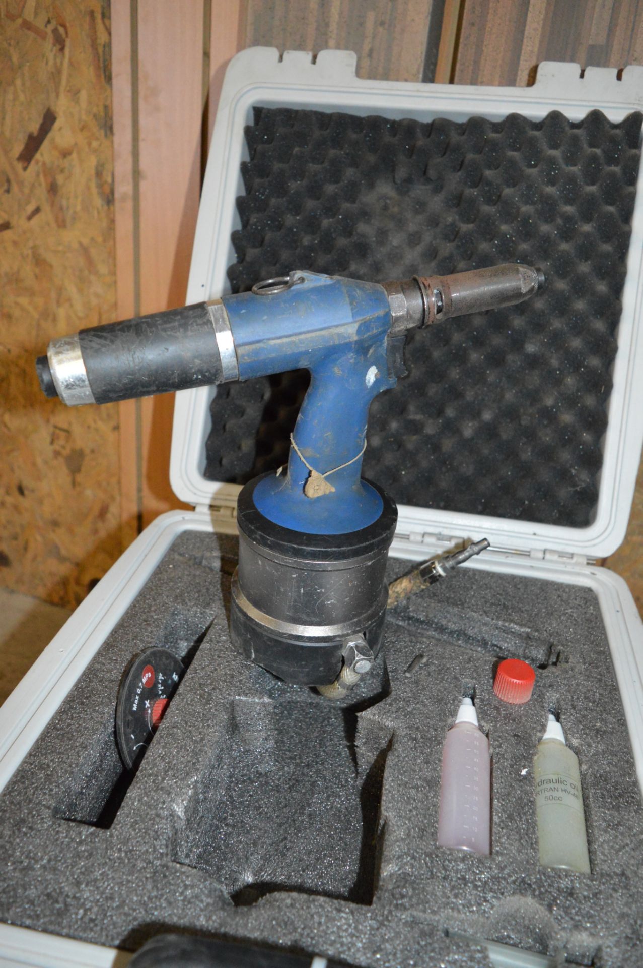 Pneumatic rivet gun c/w carry case ** No VAT on hammer price but VAT will be charged on the buyer' - Image 2 of 3