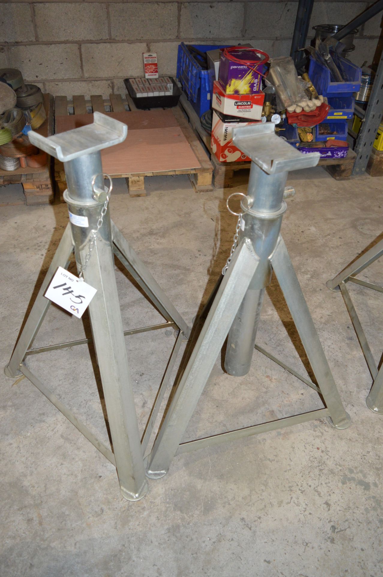 Pair of Weber axle stands 8,000kg capacity per stand Type: WS16H Closed height: approx. 800mm **