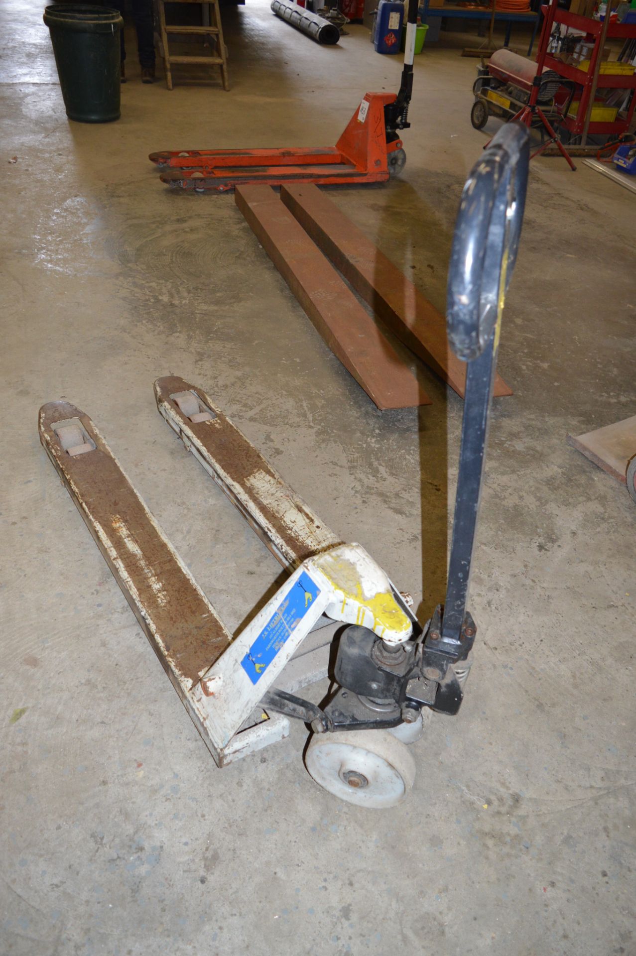 Hydraulic pallet truck ** No VAT on hammer price but VAT will be charged on the buyer's premium ** - Image 3 of 3