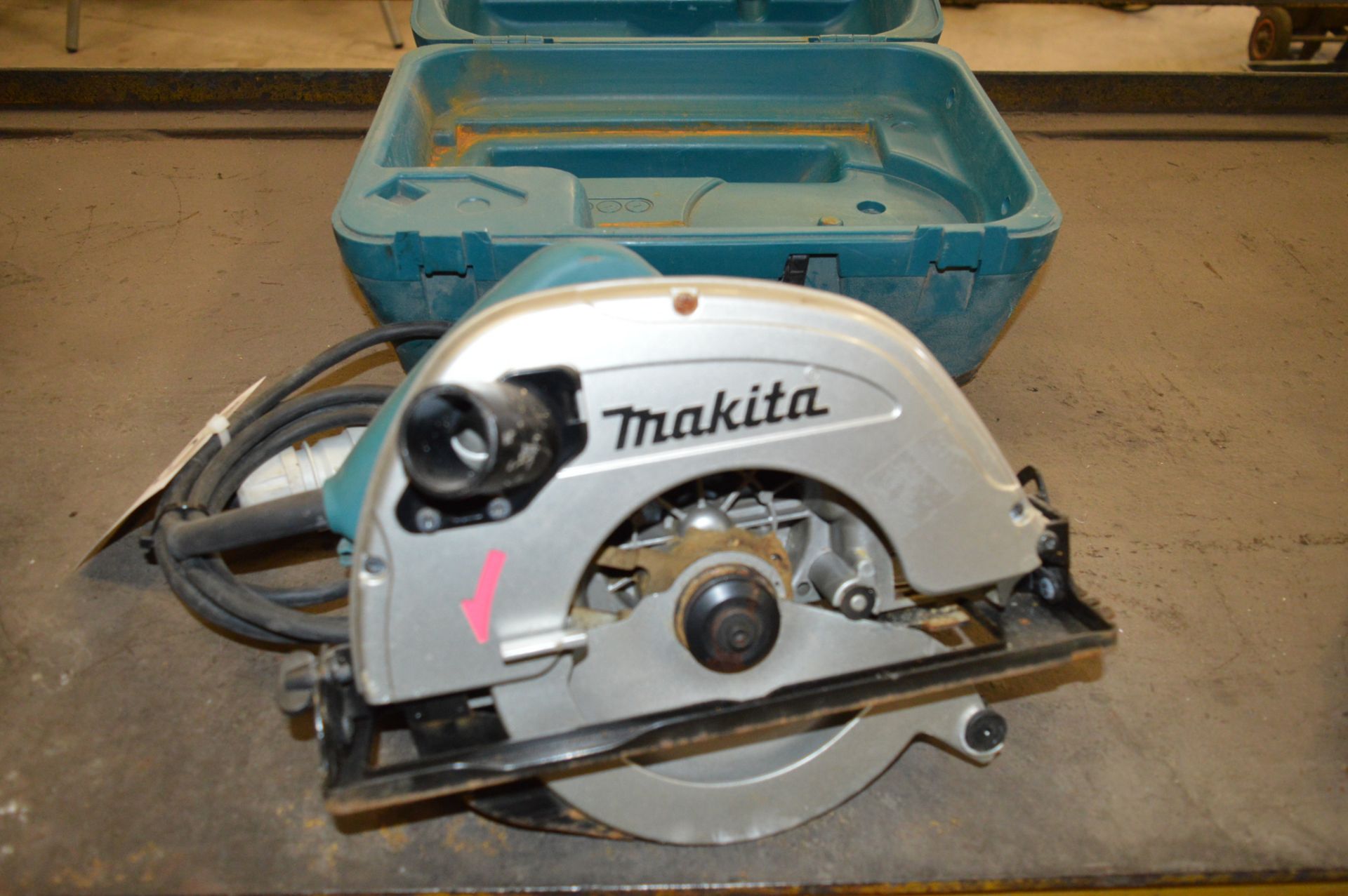 Makita 110v circular saw Model: 5704R c/w carry case Year: 2014 S/N: 670179G ** No VAT on hammer - Image 2 of 3