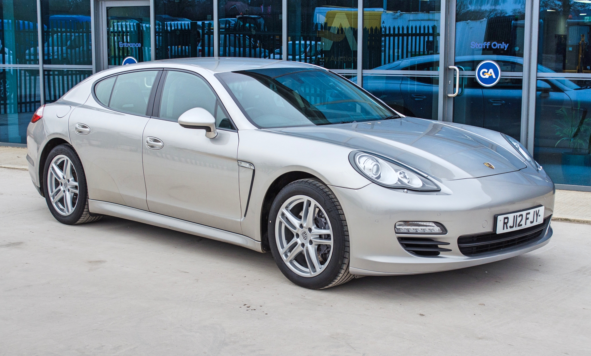 2012 Porsche Panamera 3.0 V6 diesel Tiptronic 5 door hatchback - Image 2 of 55