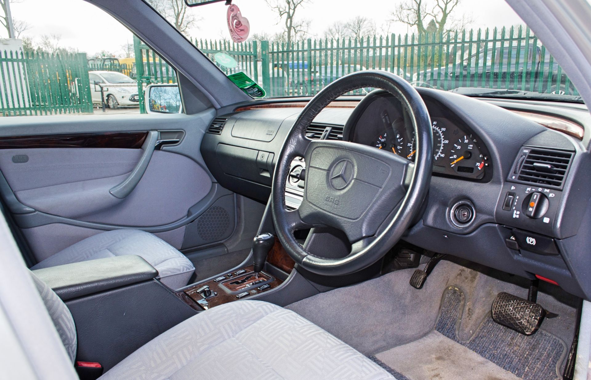 1998 Mercedes C180 Elegance 1799cc auto 4 door saloon - Image 27 of 52