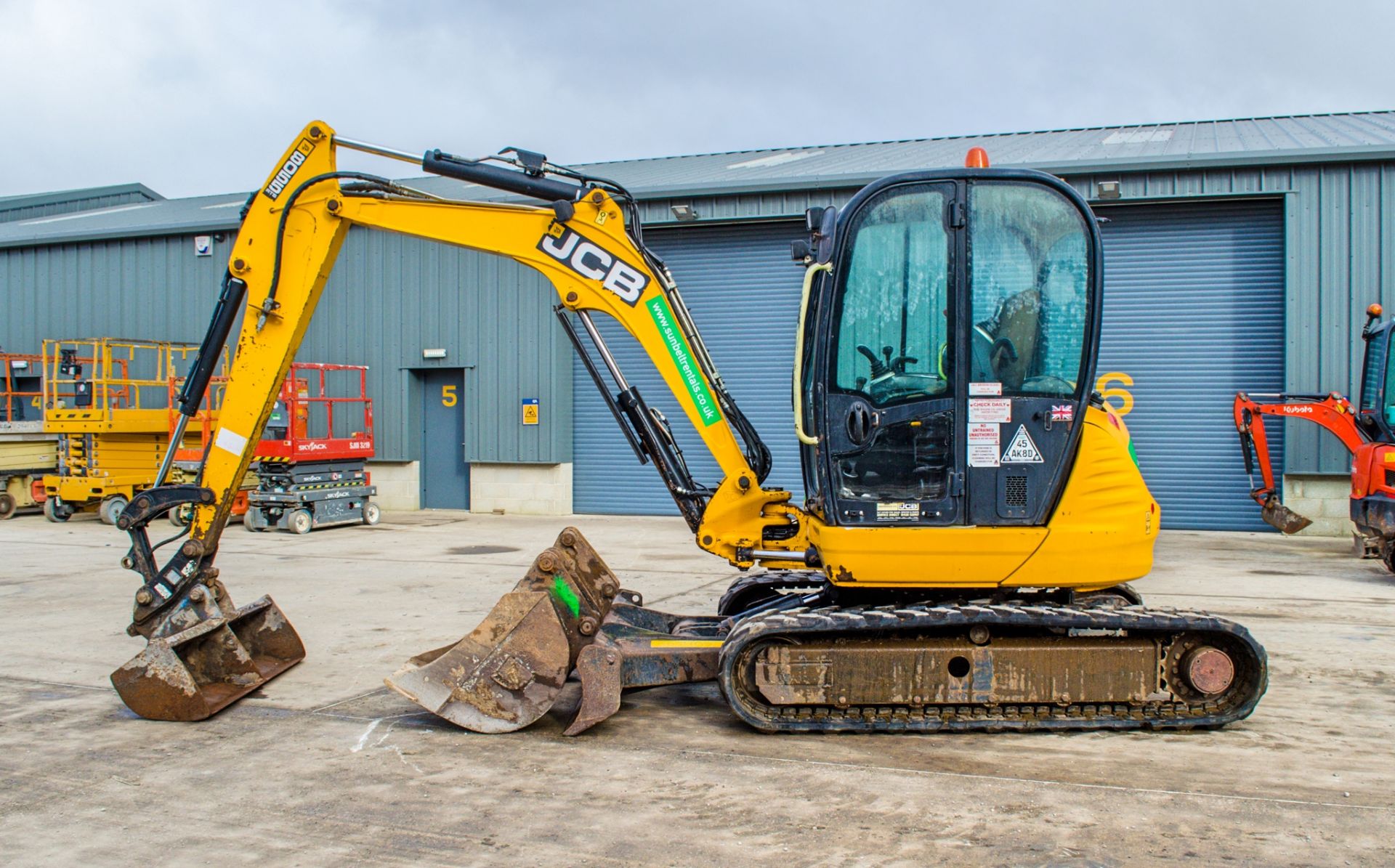 JCB 8055 RTS 5.5 tonne rubber tracked midi excavator Year: 2014  S/N: 2426041 Recorded Hours: 2629 - Image 8 of 25