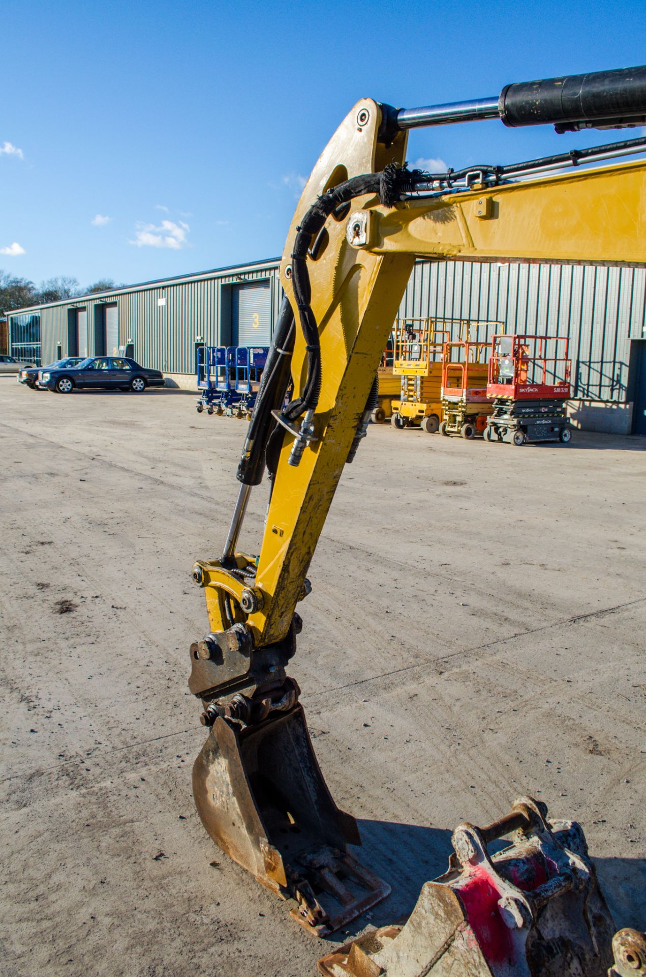 CAT 302.7D 3 tonne rubber tracked mini excavator Year: 2018 S/N: LJL04771 Recorded Hours: 2326 - Image 12 of 22
