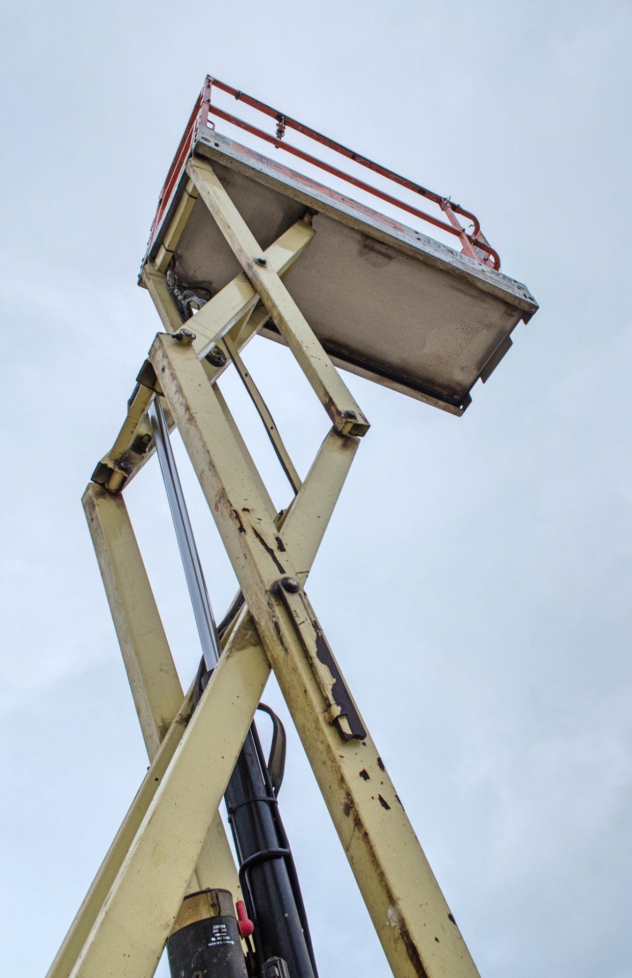JLG 1930ES battery electric scissor lift access platform Year: 2007 S/N: 1200016292 Recorded - Image 6 of 9