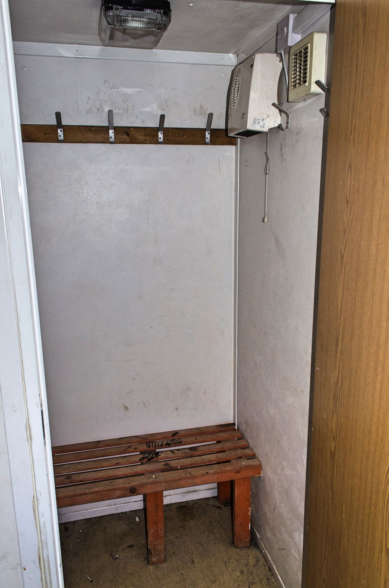24 ft x 9 ft steel anti vandal welfare site unit Comprising of: canteen area, toilet & generator - Image 7 of 11