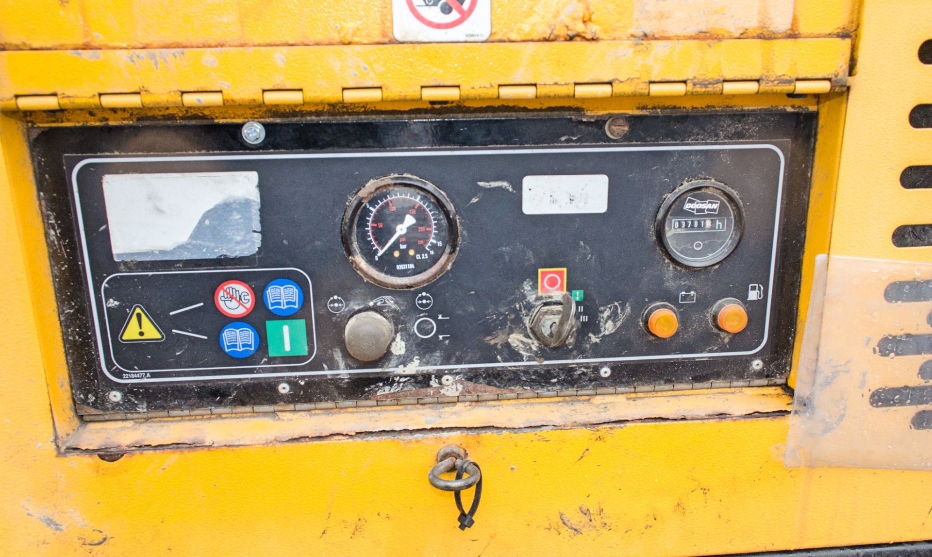 Doosan 7/72 diesel driven fast tow mobile air compressor Year: 2014 S/N: EY542128 Recorded Hours: - Image 7 of 7