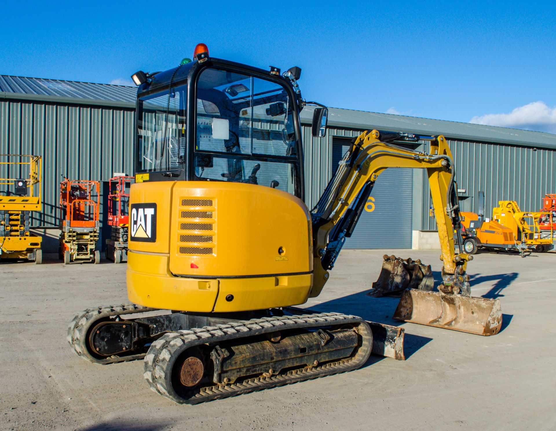 CAT 302.7D 3 tonne rubber tracked mini excavator Year: 2018 S/N: CLJL05350 Recorded Hours: 873 - Image 4 of 23