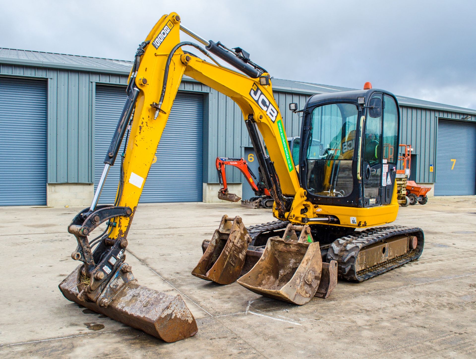 JCB 8055 RTS 5.5 tonne rubber tracked midi excavator Year: 2014  S/N: 2426041 Recorded Hours: 2629