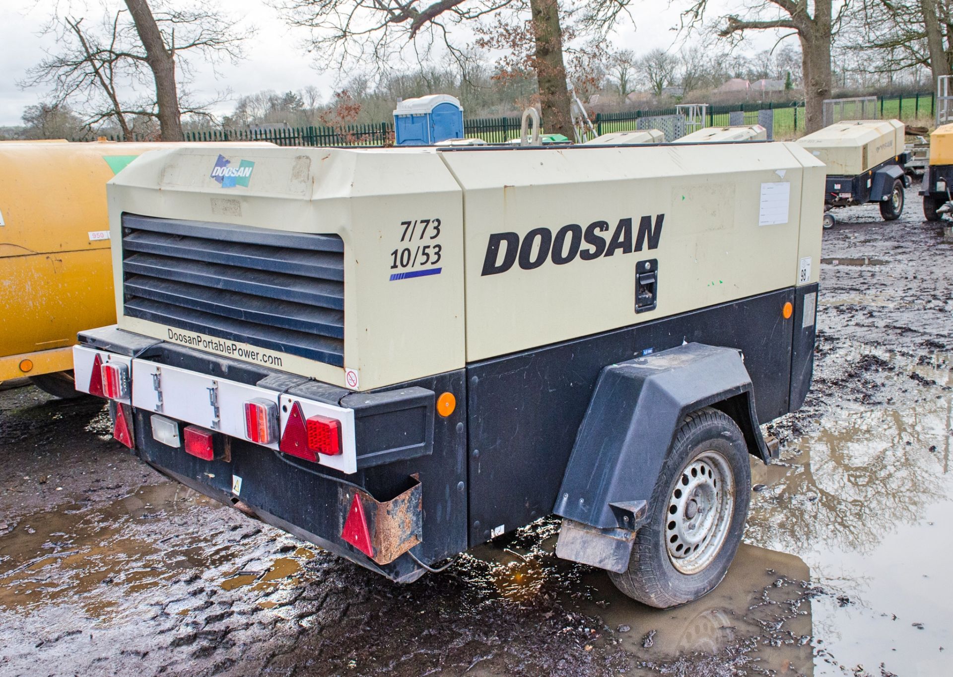 Doosan 7/73 diesel driven fast tow mobile air compressor Year: 2015 S/N: FY543557 Recorded Hours: - Image 2 of 7