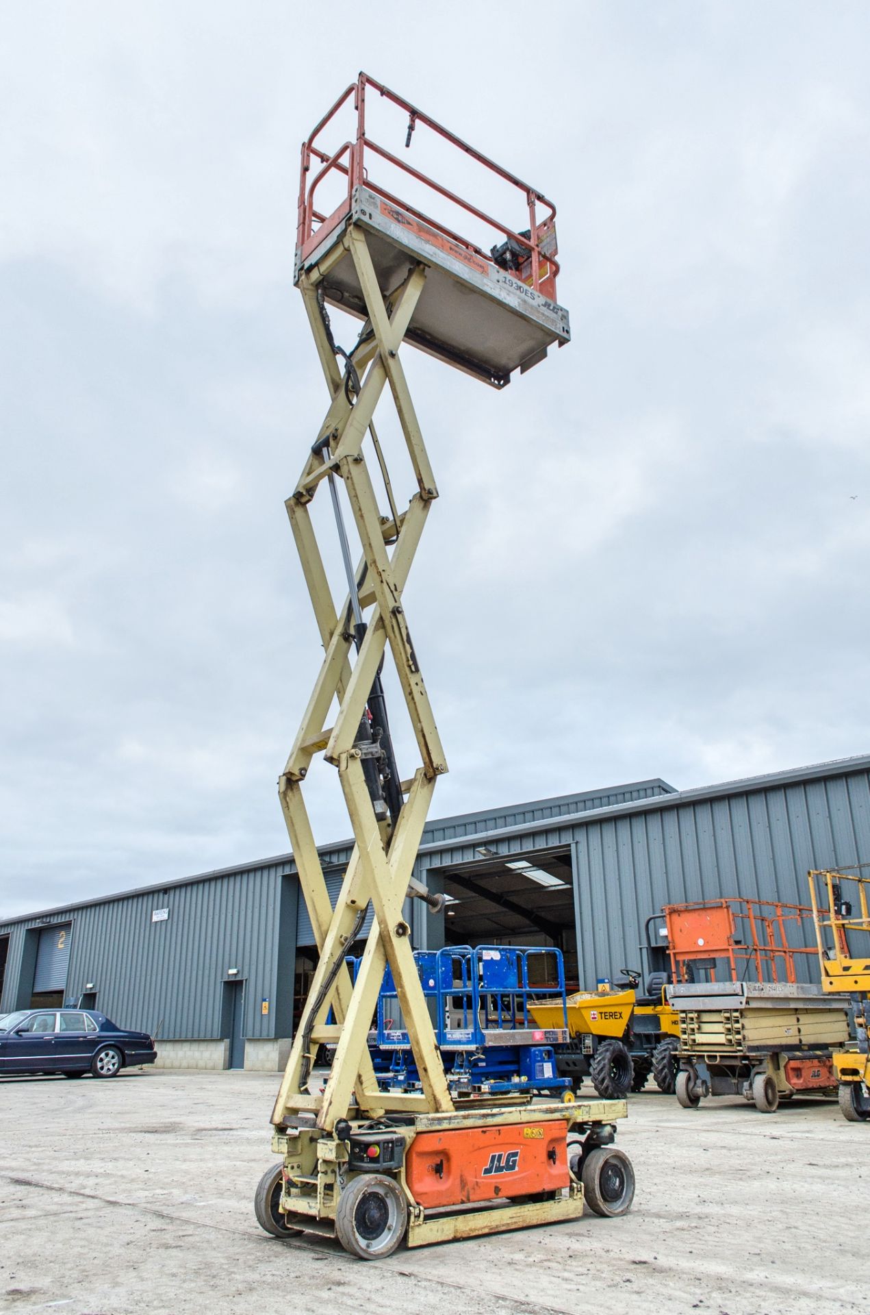 JLG 1930ES battery electric scissor lift access platform Year: 2007 S/N: 1200016292 Recorded - Image 5 of 9