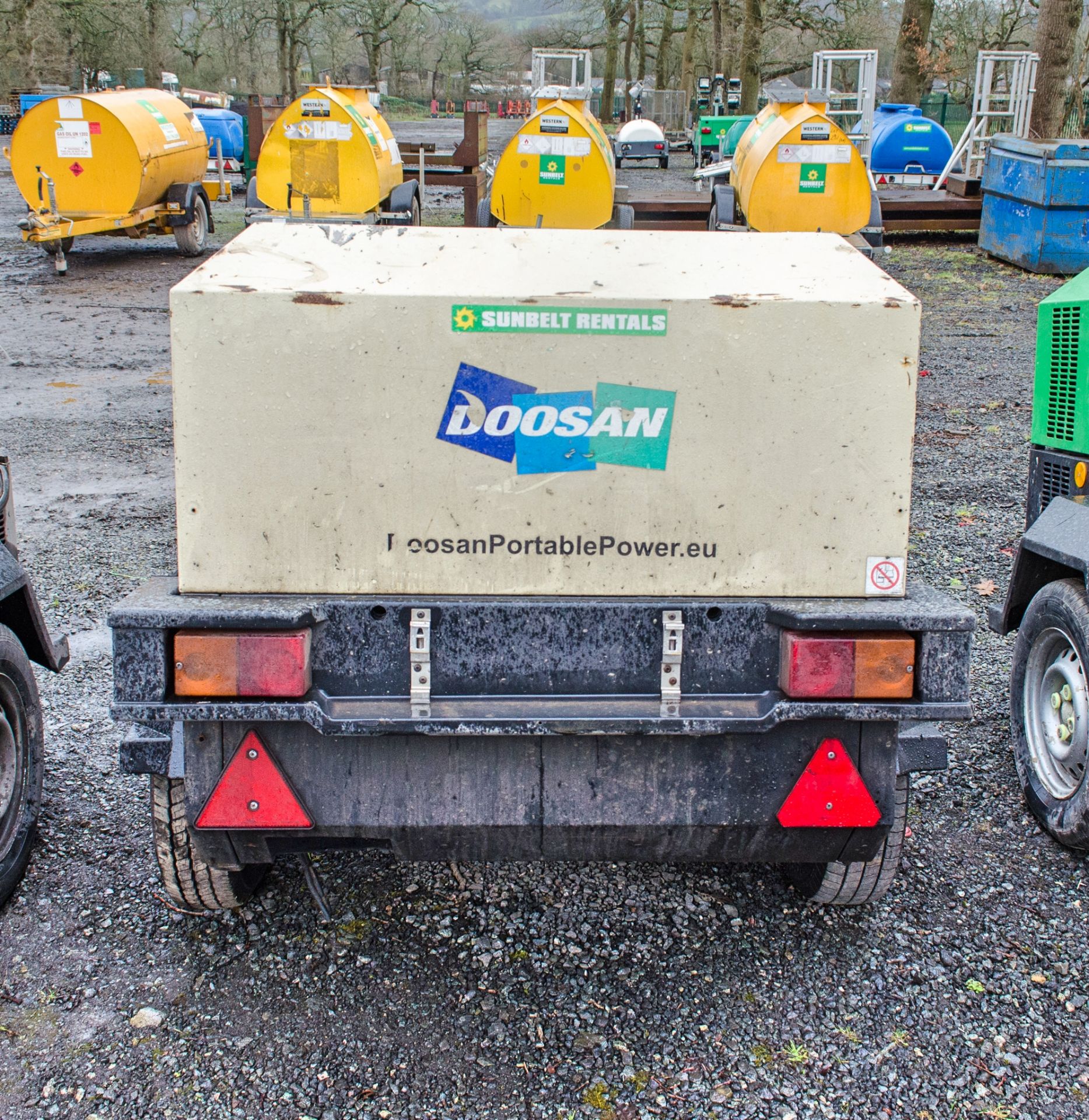 Doosan 7/41 diesel driven fast tow mobile air compressor Year: 2015 S/N: 433704 Recorded Hours: 2113 - Image 4 of 7