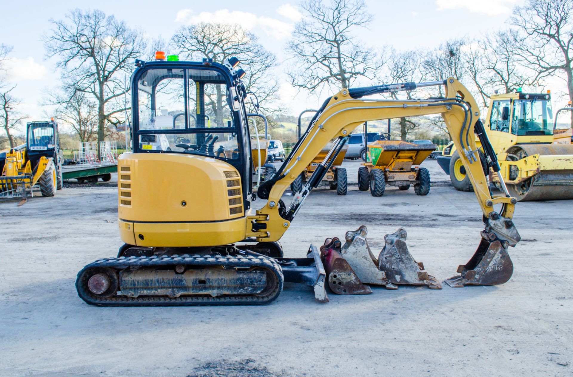 CAT 302.7D 3 tonne rubber tracked mini excavator Year: 2018 S/N: LJL04771 Recorded Hours: 2326 - Image 8 of 22