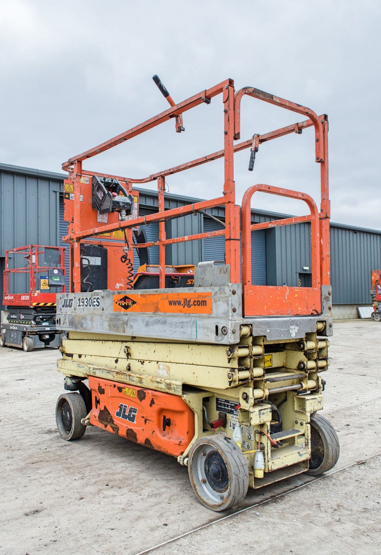 JLG 1930ES battery electric scissor lift access platform Year: 2007 S/N: 1200016292 Recorded - Image 2 of 9