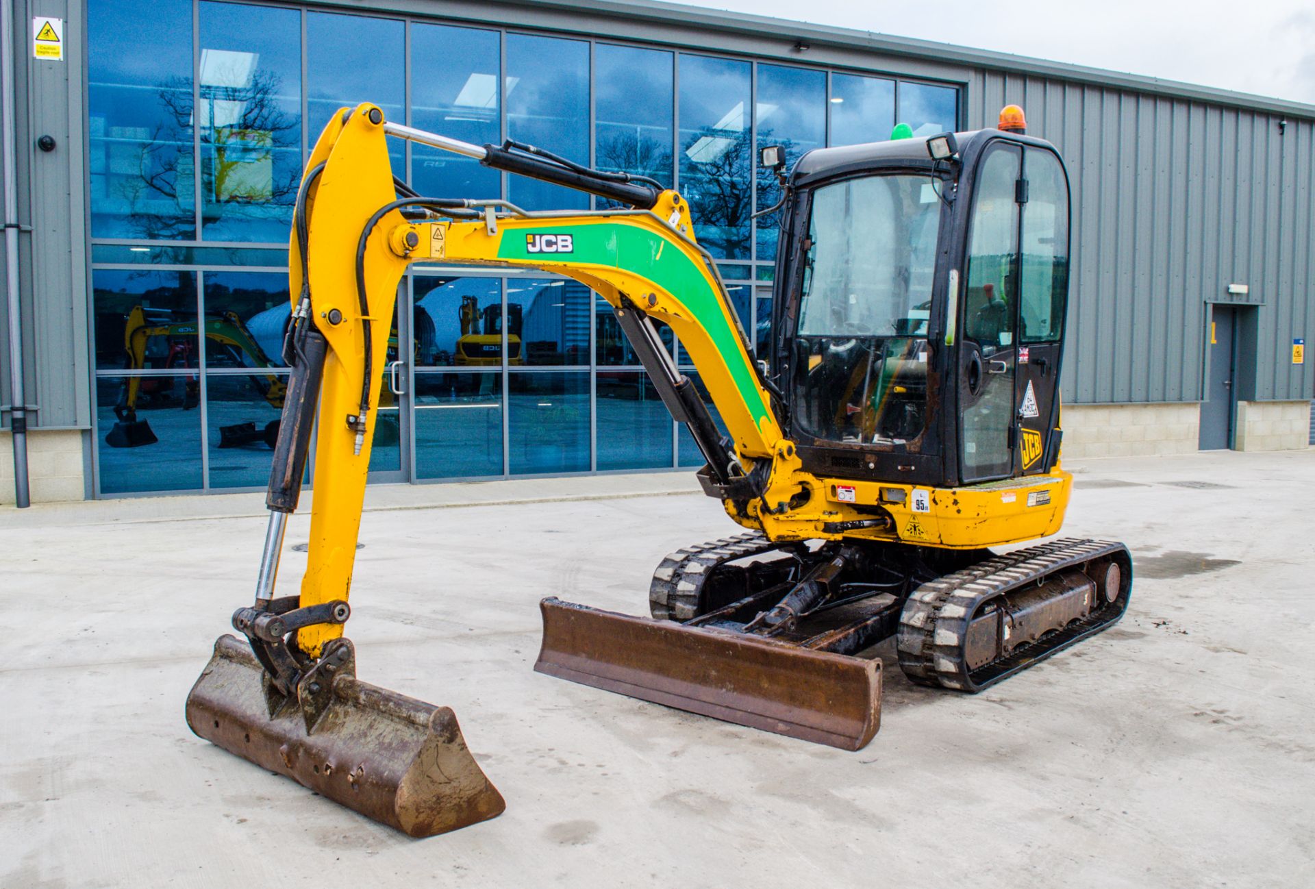 JCB 8030 ZTS 3 tonne rubber tracked mini excavator Year: 2015 S/N: 02432299 Recorded Hours: 2573