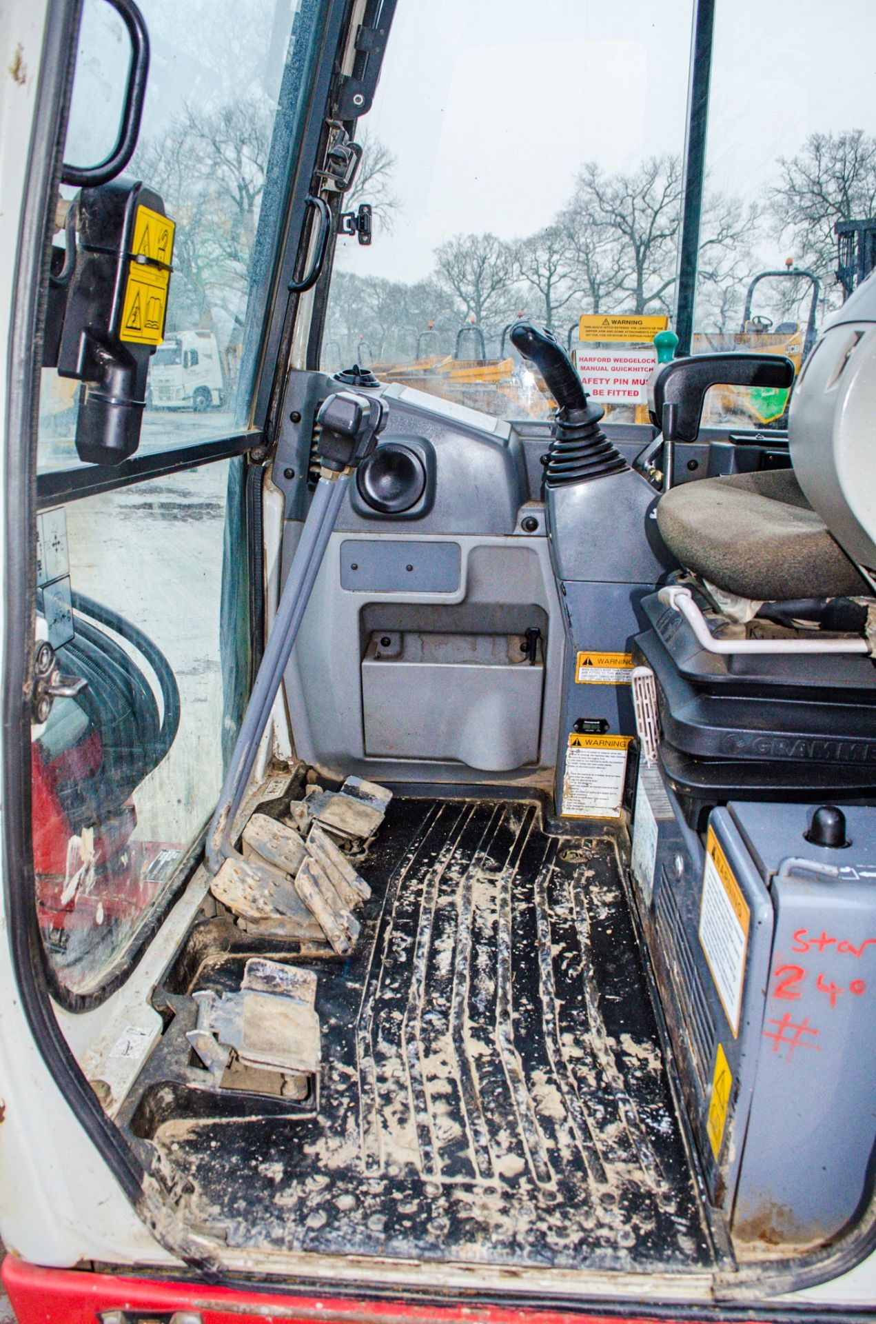 Takeuchi TB228 2.8 tonne rubber tracked mini excavator Year: 2015 S/N: 122804414 Recorded Hours: 879 - Image 18 of 19