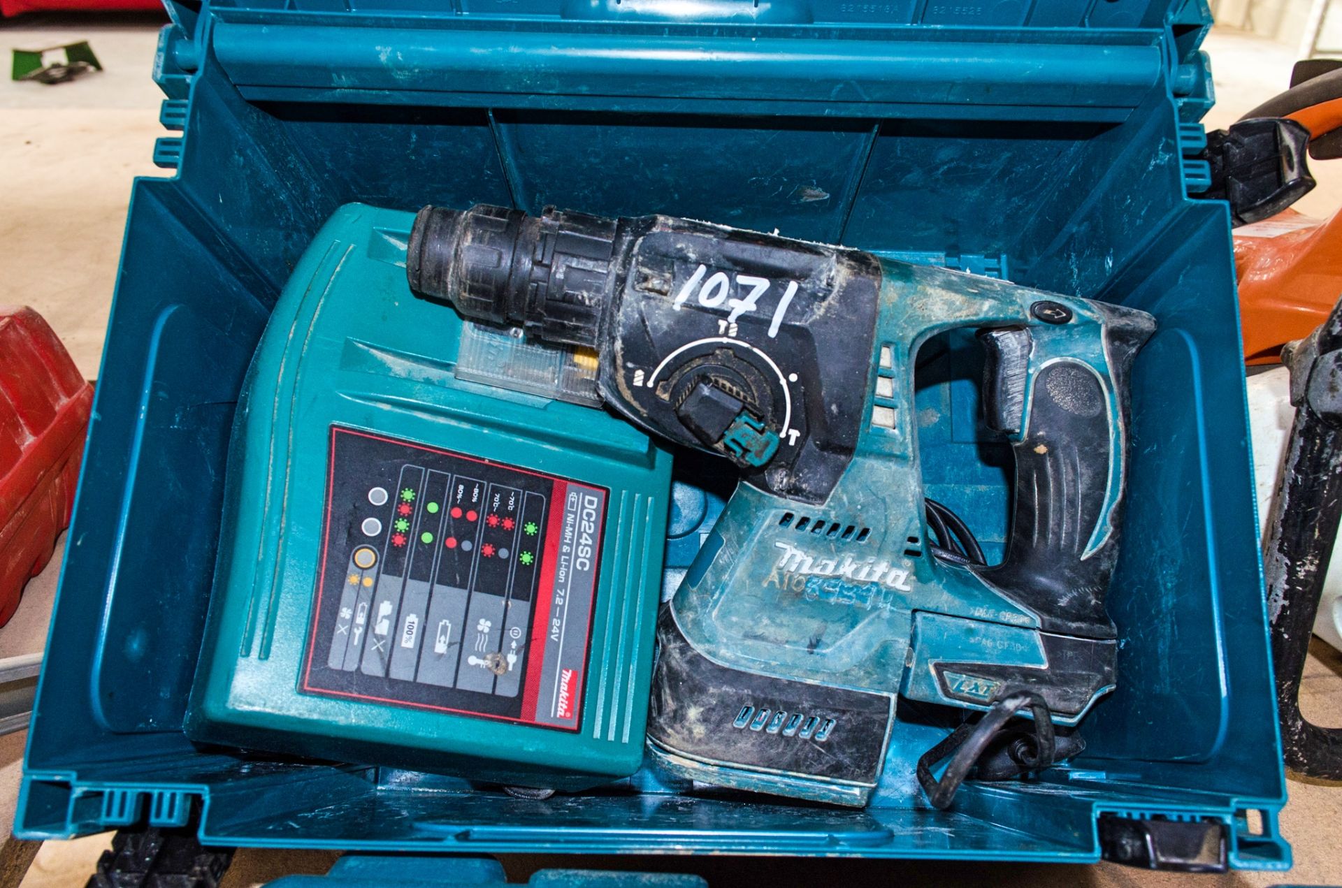 Makita DHR242 18v cordless SDS rotary hammer drill c/w battery, charger and carry case A1089394