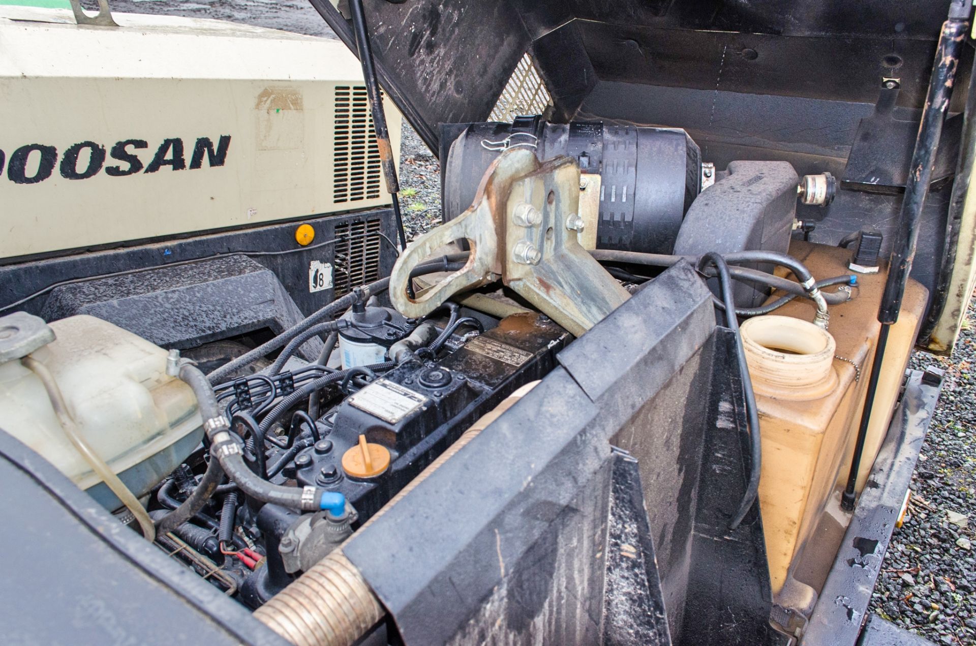 Doosan 7/41 diesel driven fast tow mobile air compressor Year: 2012 S/N: 431143 Recorded Hours: 1374 - Image 6 of 7