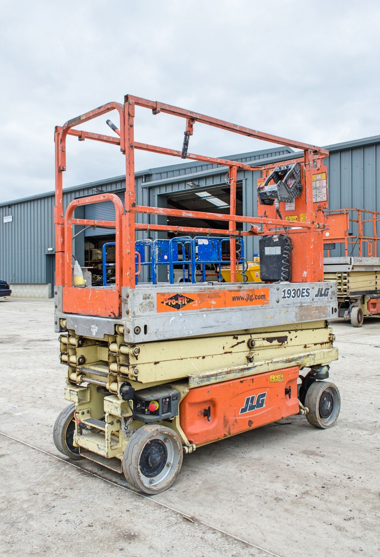 JLG 1930ES battery electric scissor lift access platform Year: 2007 S/N: 1200016292 Recorded - Image 4 of 9