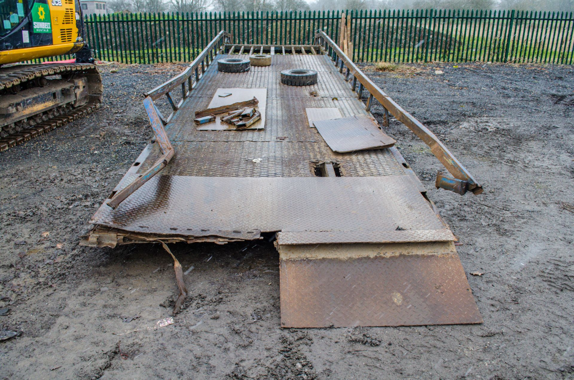 Chase Equipment YR907 steel loading ramp  Year: 1992 S/N: 1514 ** Damaged, will need repair ** - Image 6 of 7