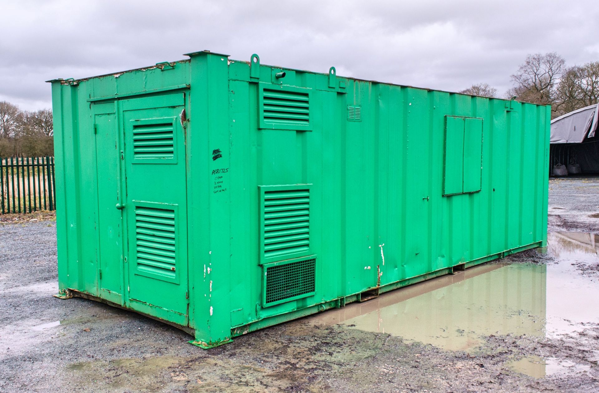 24 ft x 9 ft steel anti vandal welfare site unit Comprising of: canteen area, toilet & generator - Image 4 of 11