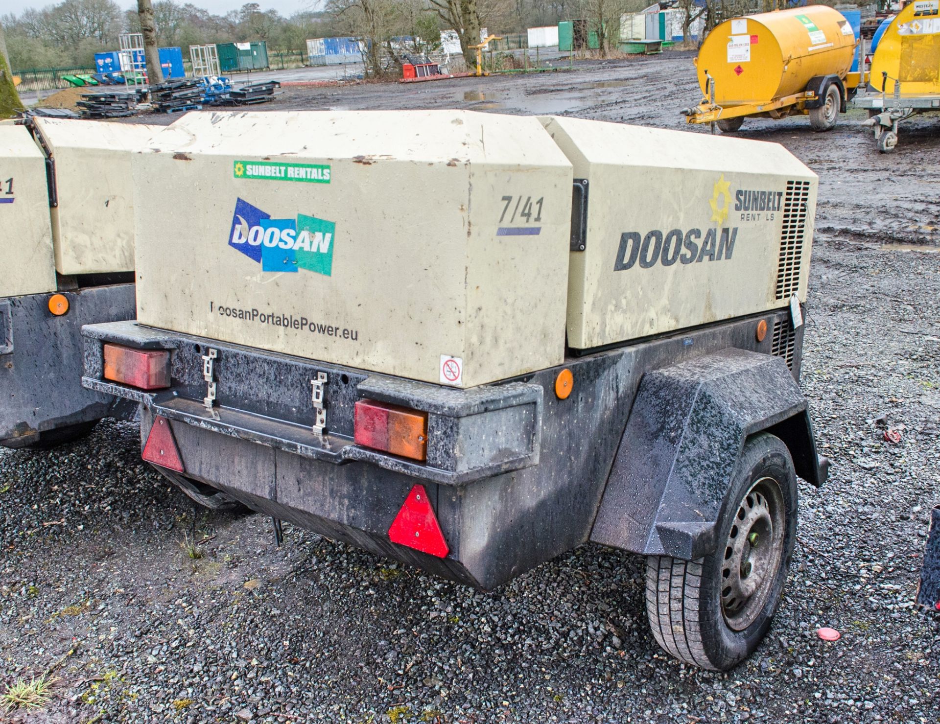 Doosan 7/41 diesel driven fast tow mobile air compressor Year: 2015 S/N: 433704 Recorded Hours: 2113 - Image 2 of 7