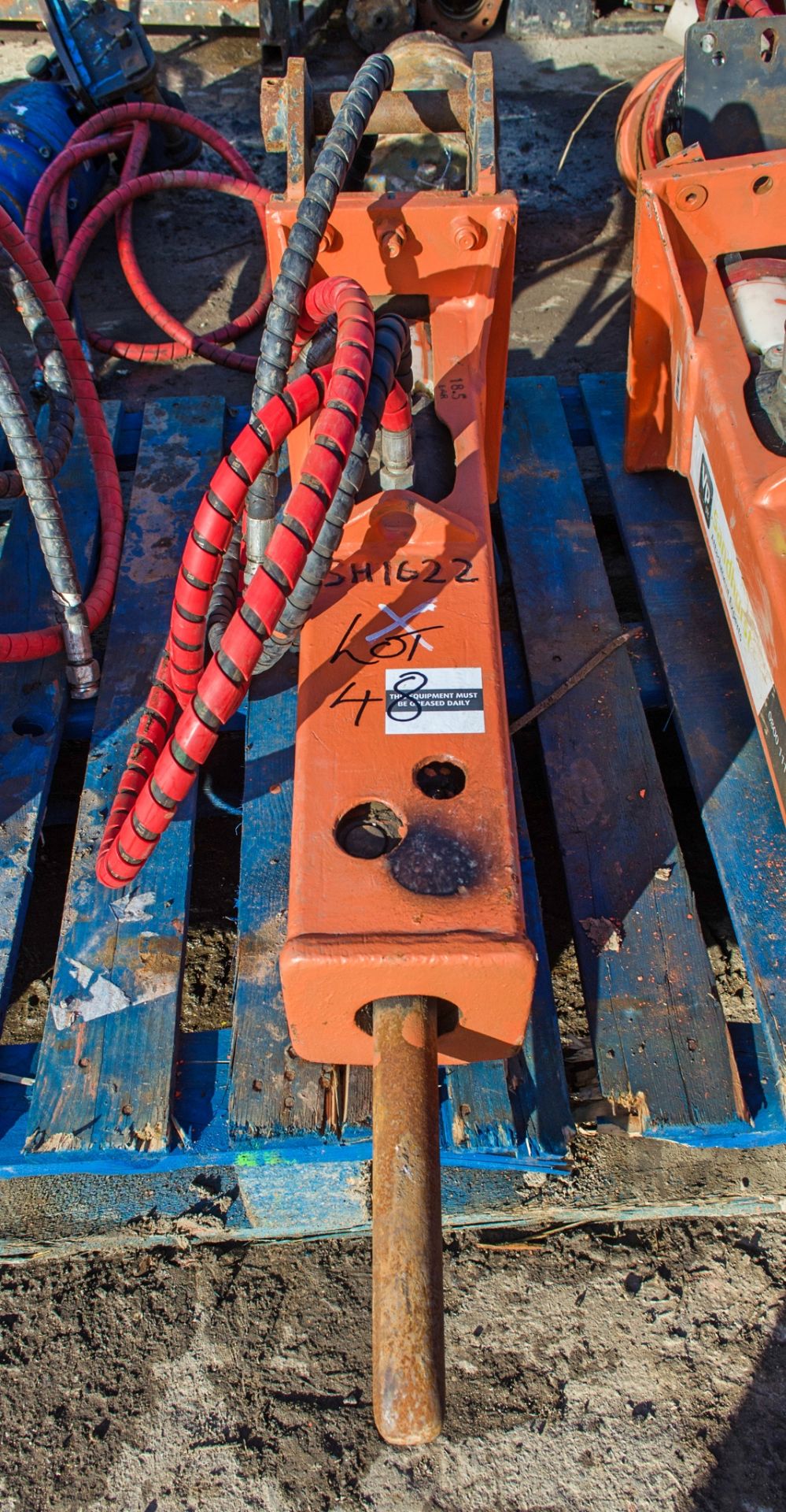 Construction Tools EC40 hydraulic breaker to suit 1-3 tonne excavator c/w headstock Pin diameter: - Image 3 of 4