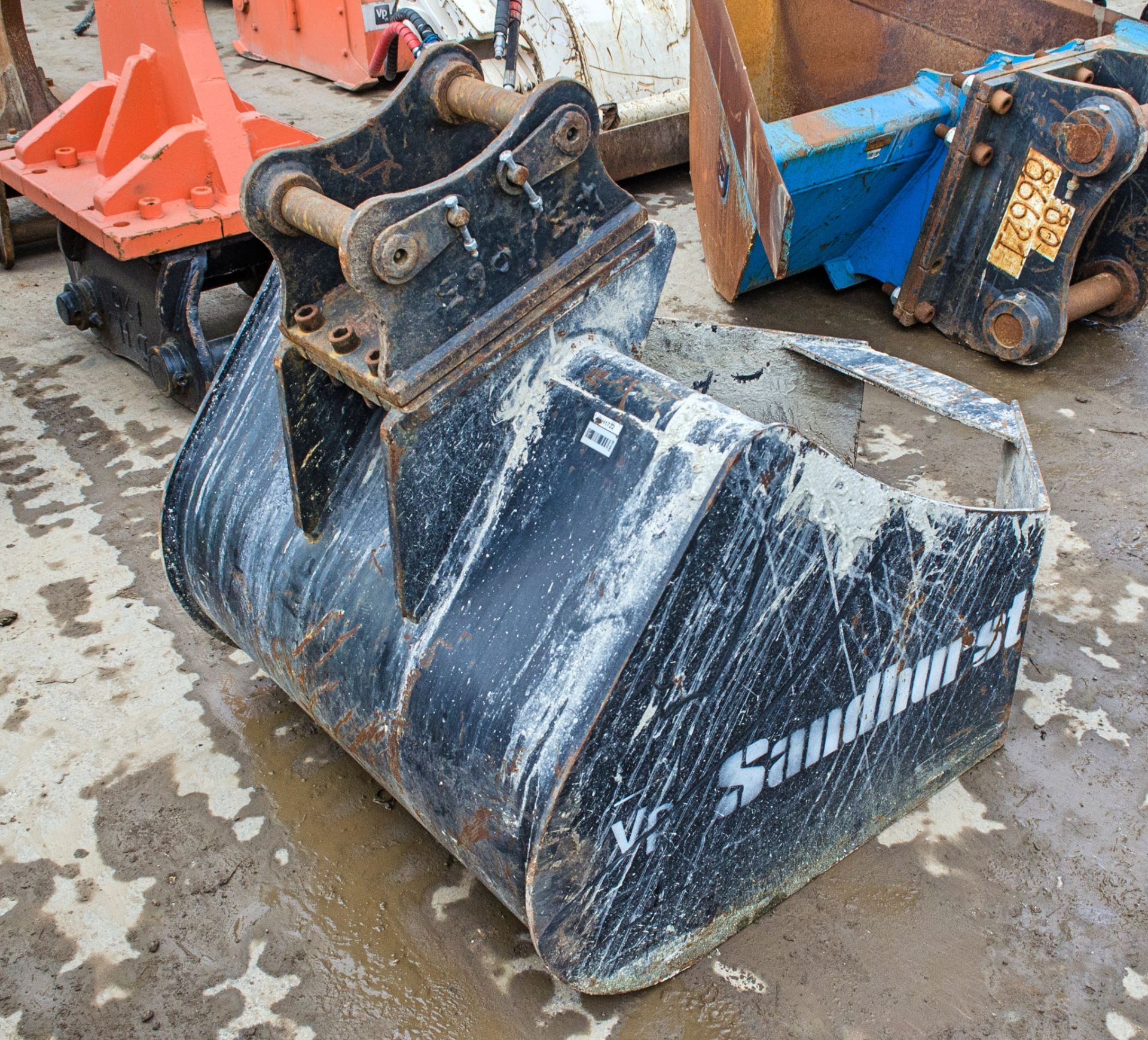 3ft concrete pouring bucket 500L XT300 c/w headstock Pin diameter: 45mm Pin centres 250mm Pin width: - Image 2 of 2
