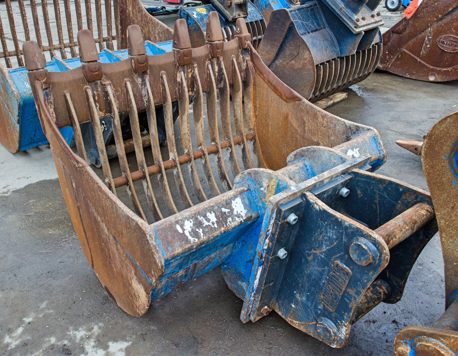 4ft riddle bucket for 13-18 tonne excavator c/w headstock Pin diameter: 65mm Pin centres: 380mm - Image 2 of 2