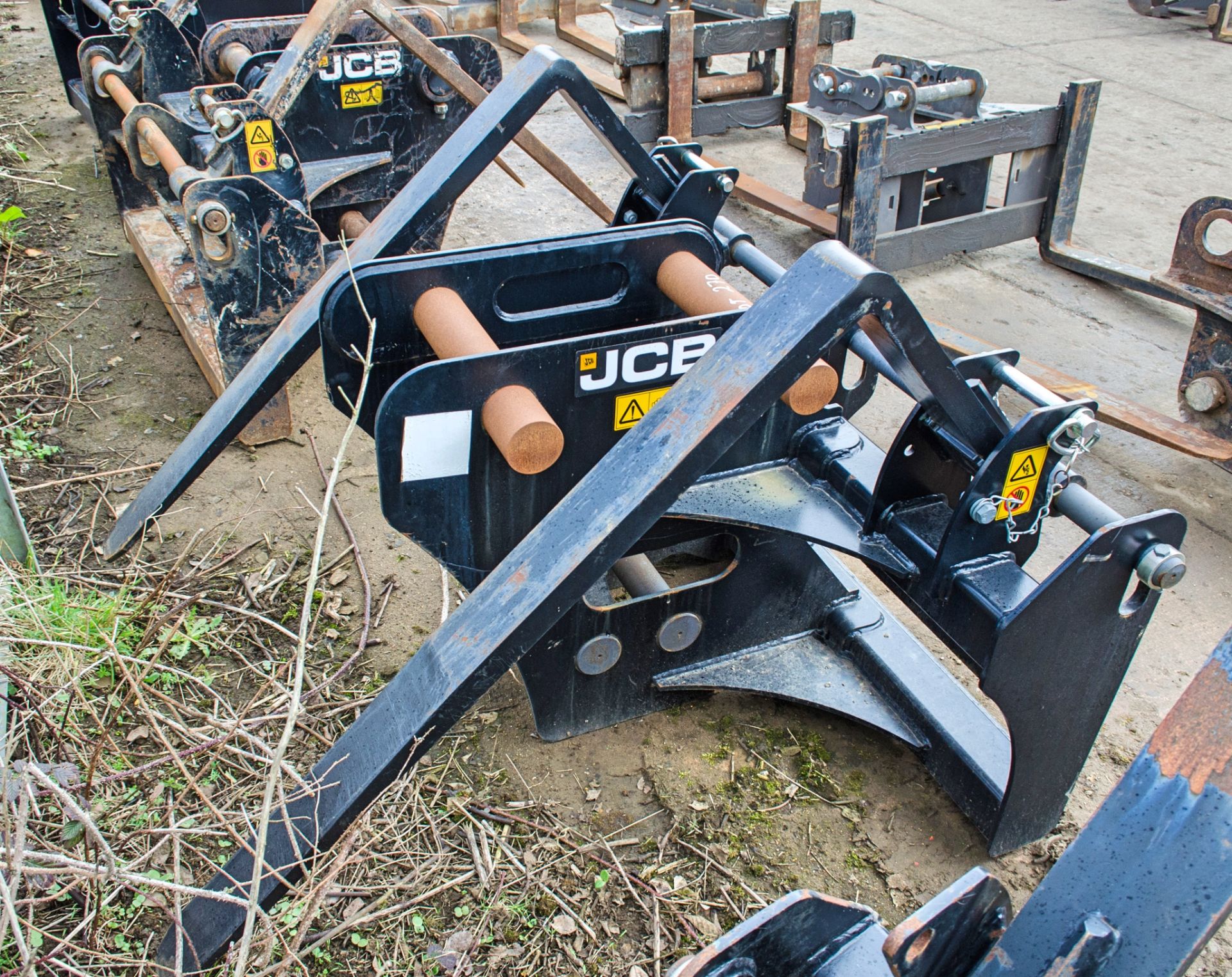 JCB fork carriage to suit 10-24 tonne excavator Pin diameter: 80mm Pin centres: 430mm Pin width: