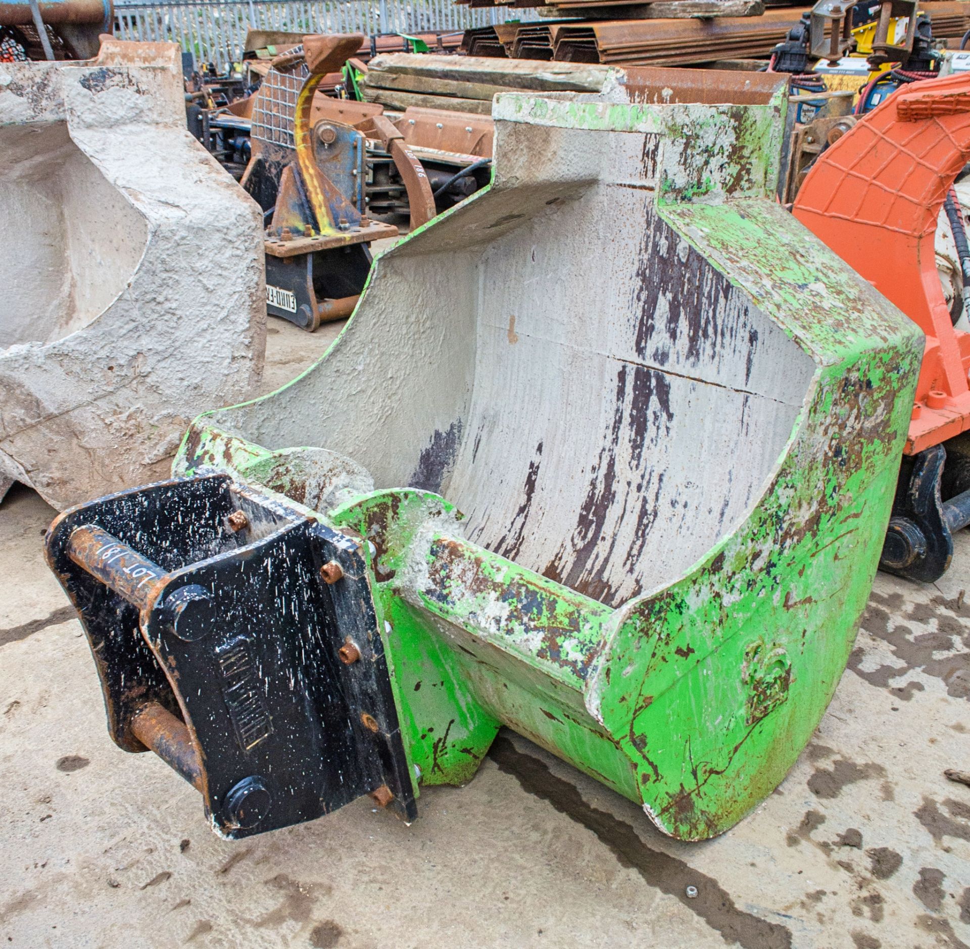 4ft concrete pouring bucket for 13 tonne excavator c/w headstock Pin diameter: 65mm Pin centres