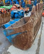 4ft 6 inch riddle bucket for 20-30 tonne excavator c/w headstock Pin diameter: 90mm Pin centres: