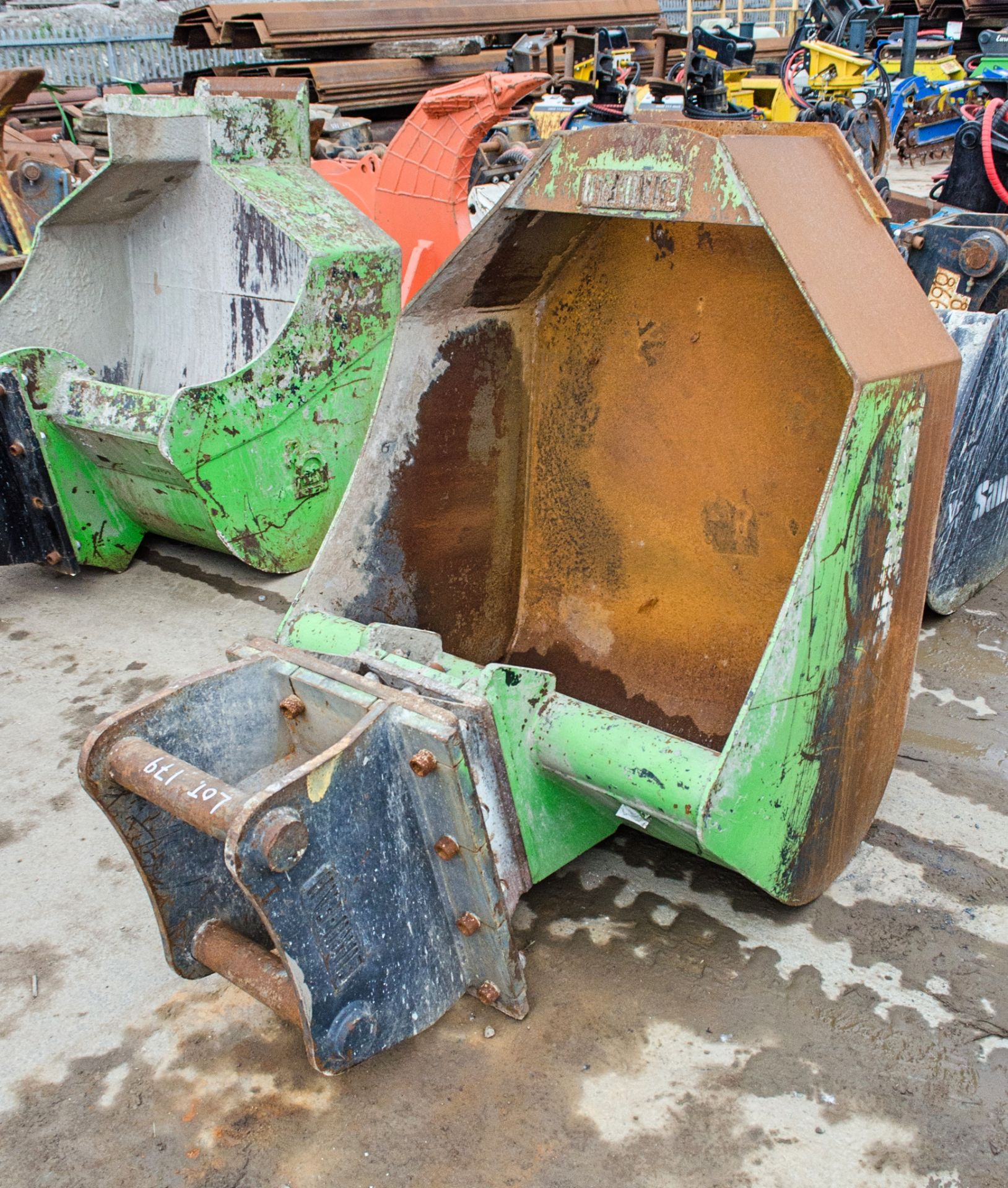 3ft concrete pouring bucket c/w headstock Pin diameter: 70mm Pin centres 370mm Pin width: 280mm
