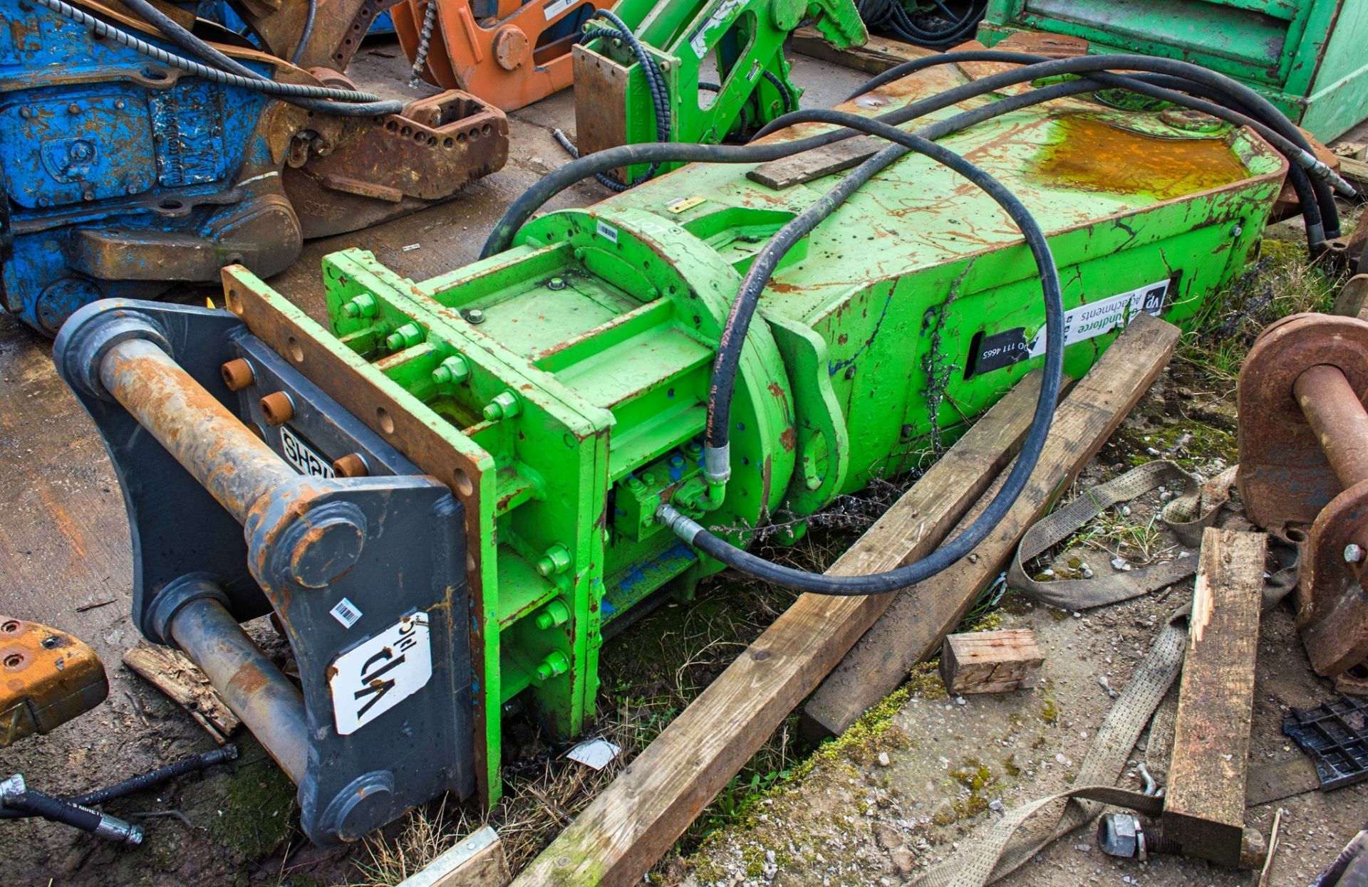 Hydraulic demolition shear for 29-45 tonne excavator c/w headstock Pin diameter: 90mm Pin centres: - Image 2 of 4