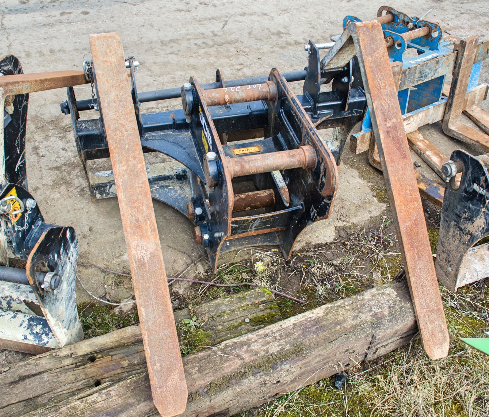 JCB fork carriage to suit 10-24 tonne excavator Pin diameter: 65mm Pin centres: 430mm Pin width: - Image 2 of 2