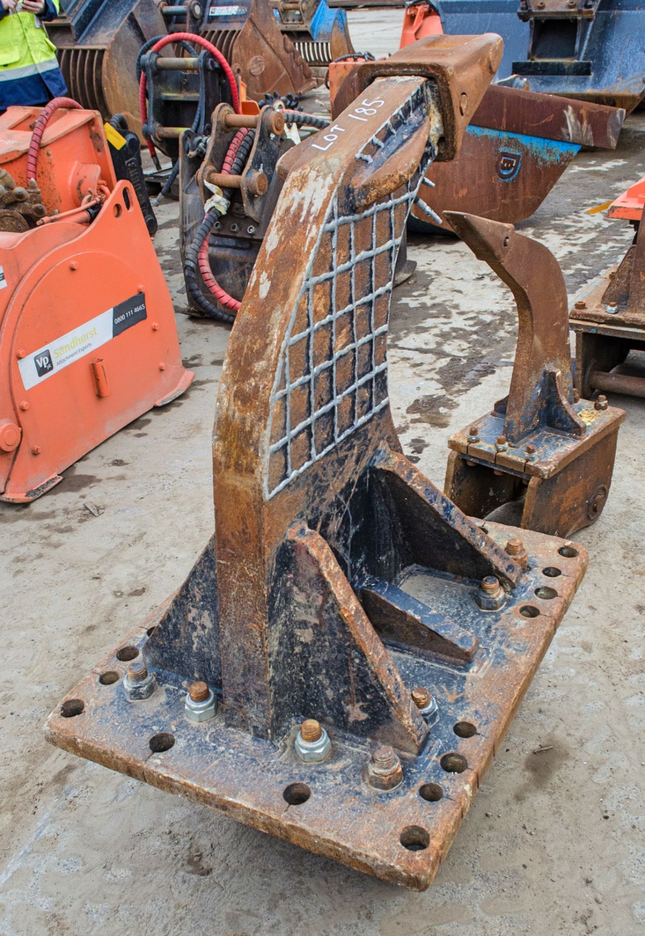 Ripper tooth for 20-25 tonne excavator c/w headstock Pin diameter: 80mm Pin centres: 440mm Pin - Image 2 of 2