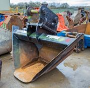 7ft V-bucket for 20-30 tonne excavator c/w headstock Pin diameter: 80mm Pin Centres: 460mm Pin