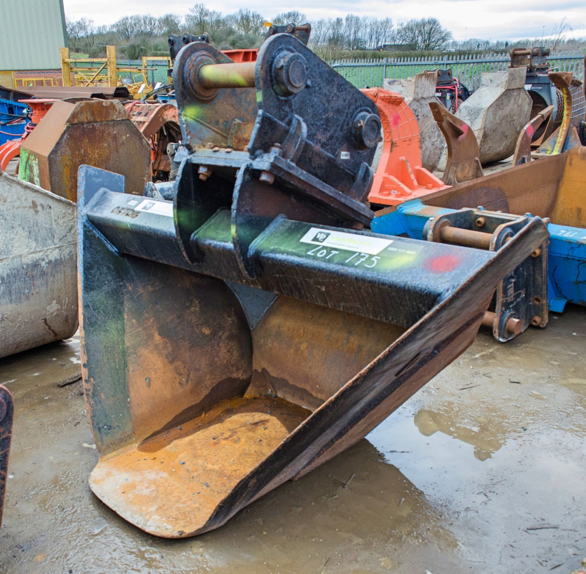 7ft V-bucket for 20-30 tonne excavator c/w headstock Pin diameter: 80mm Pin Centres: 460mm Pin