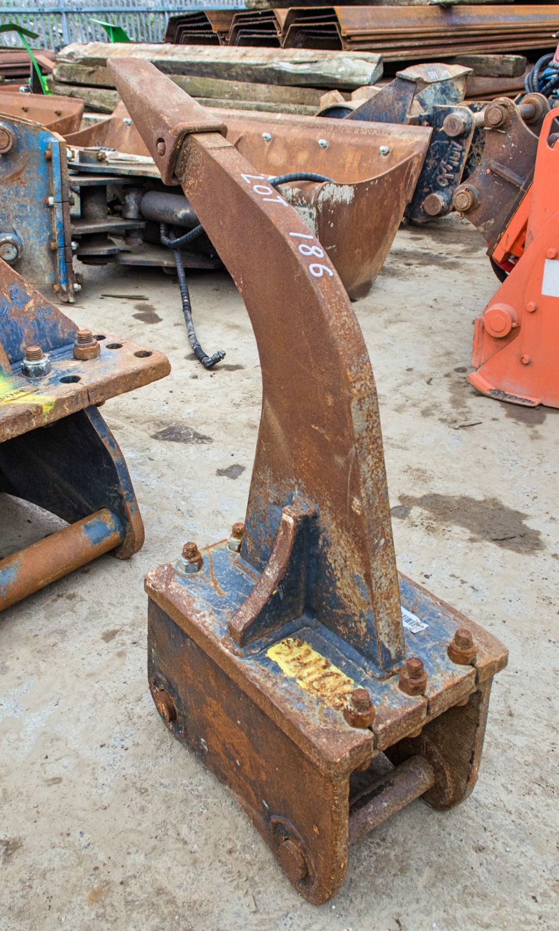 Ripper tooth for 2.5-8 tonne excavator c/w headstock Pin diameter: 50mm Pin centres: 300mm Pin - Image 2 of 2