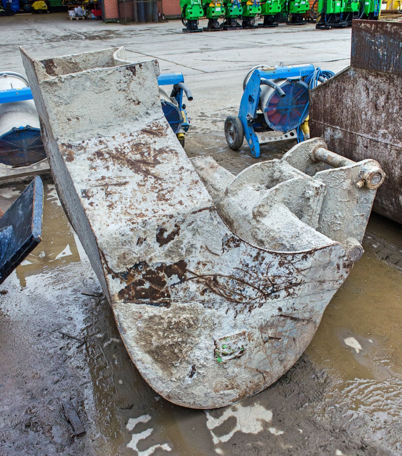 4ft concrete pouring bucket for 13 tonne excavator c/w headstock Pin diameter: 65mm Pin centres - Image 2 of 2