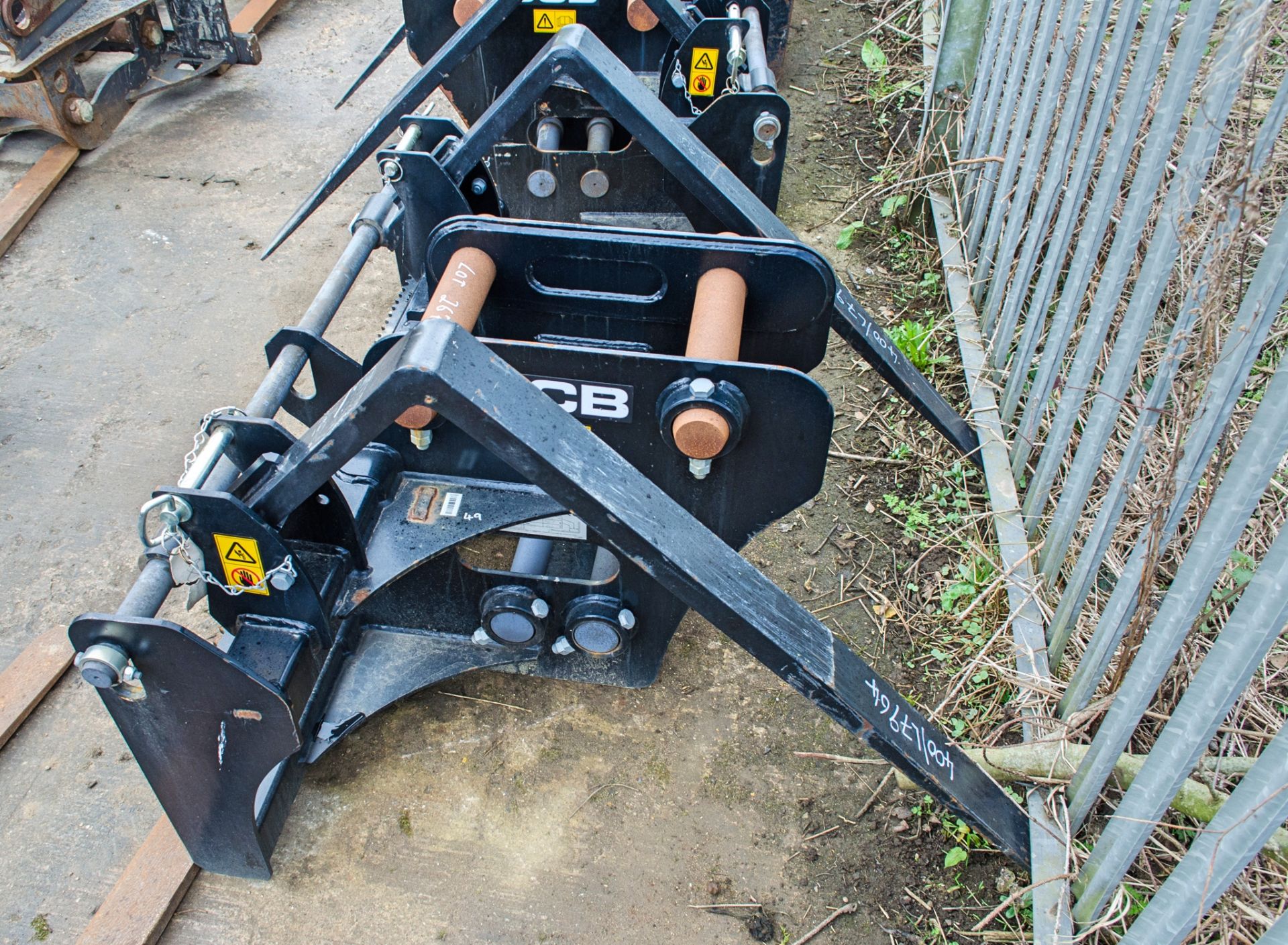 JCB fork carriage to suit 10-24 tonne excavator Pin diameter: 80mm Pin centres: 430mm Pin width: