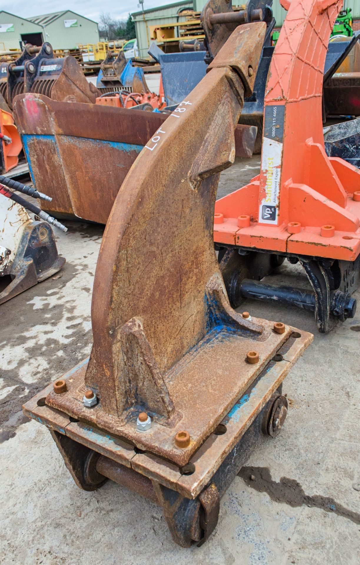 Ripper tooth for 13-18 tonne excavator c/w headstock Pin diameter: 65mm Pin centres: 400mm Pin - Image 2 of 2