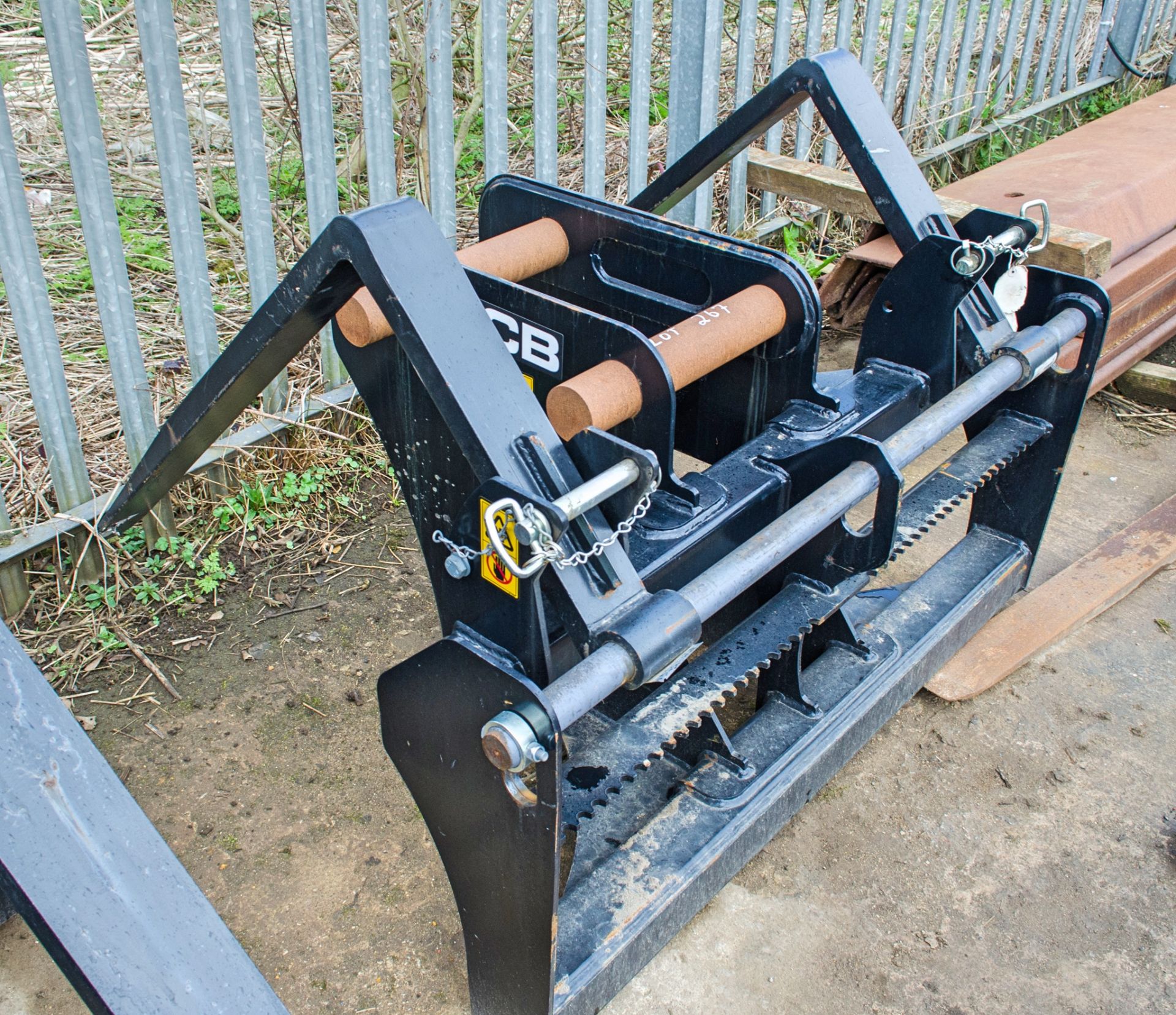 JCB fork carriage to suit 10-24 tonne excavator Pin diameter: 80mm Pin centres: 430mm Pin width: - Image 2 of 2