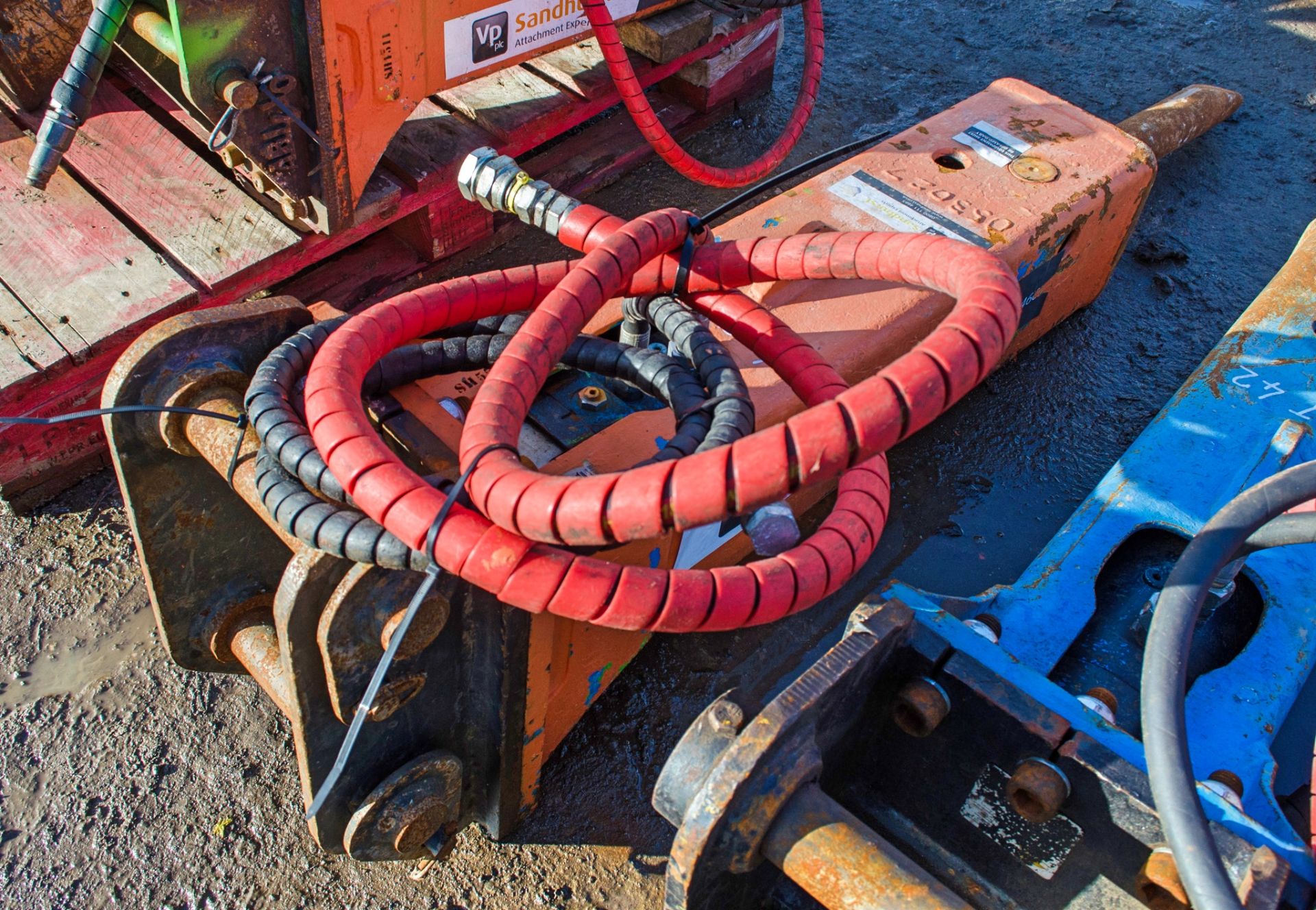 Epiroc hydraulic breaker to suit 5-9 tonne excavator c/w headstock Pin diameter: 45mm Pin centres: - Image 2 of 4